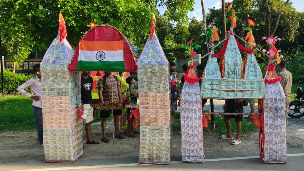 ₹2.70 लाख के नोटों से सजी अनोखी कांवड़! सहारनपुर में देखने के लिए उमड़ी भीड़, UP पुलिस बनी सुरक्षा कवच – saharanpur 2.7 lakh rupees notes kanwar haridwar kanwariya unique kanwar 2026 lclcn