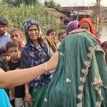 ‘आपको तो बुखार है…’ बीमार महिला के लिए IAS कविता मीणा ने खुद मंगवाई दवा, हापुड़ DM का वीडियो वायरल – IAS Kavita Meena personally arranged medicine for sick woman video of Hapur DM goes viral LCLAM