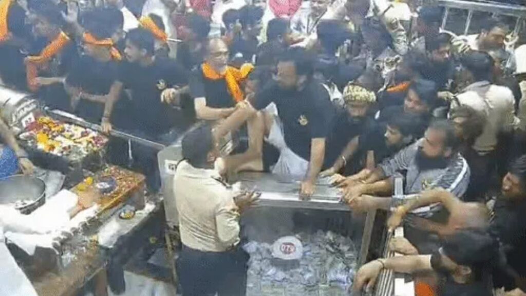 MP’s Ujjain Mahakal Temple Chaos: Kanwariyas Break Barricades, Clash With Security Over Nandi Hall Entry; FIR Against 30