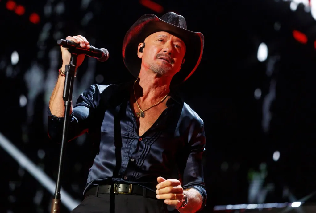 Tim McGraw Falls Onstage at Cincinnati Concert, Jokes About It