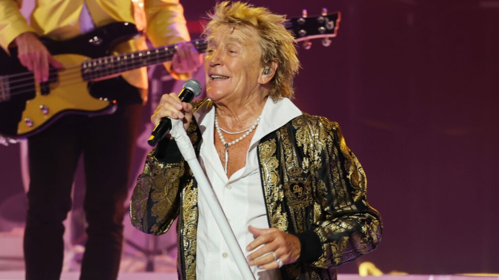 Rod Stewart cancels the rest of his US tour following heart surgery