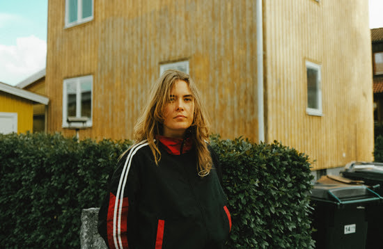 Swedish Riser de clair Announces Debut Album ‘veta begas’ | News
