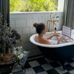 Actress Turns Bathtub Into Her ‘Office’