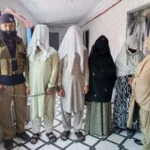 پشاور: شوہر نے اہلخانہ کی ایما پر ننھے بچوں کی ماں کو سرعام سڑک پر قتل کردیا، 4 ملزمان گرفتار
