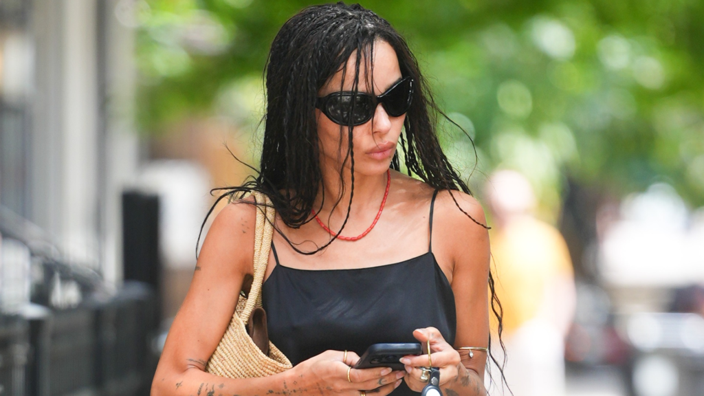 Zoë Kravitz’s Mules & Denim Shorts Prove Wrong-Shoe Theory Right