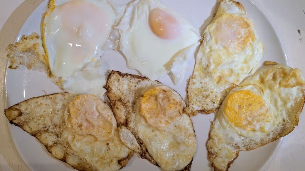I compared fried eggs cooked in oil, butter and water — one was the crispiest