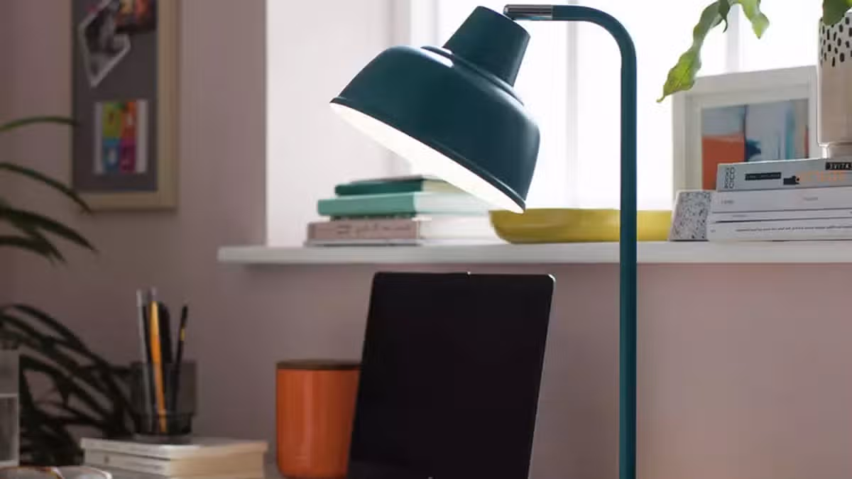 ‘Attractive’ table lamp with ‘enough light for whole room’ drops to £2 from £27 with deal