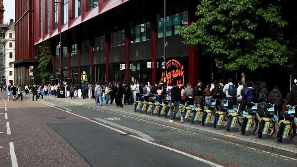 Hundreds queue up on Manchester’s Oxford Road over Boohoo’s mega sale