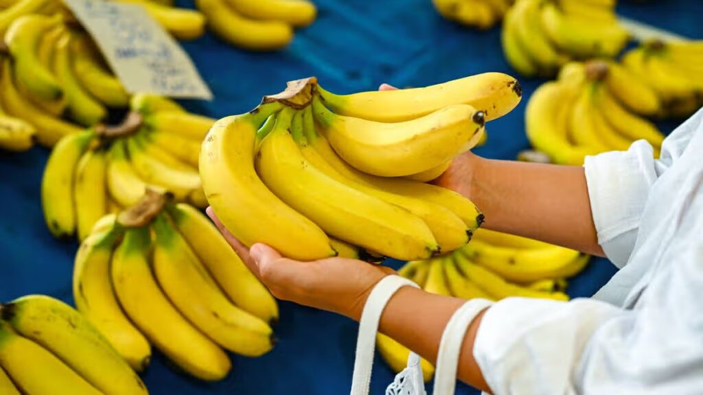 Bananas won’t go brown and stay fresh for 2 weeks with chef’s storage tip