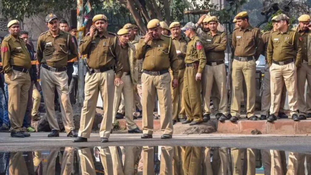156172324 Title: The Gunpoint Ambush On Geeta Colony Flyover: How Delhi Police Cracked Rs 1.5 Crore Heist