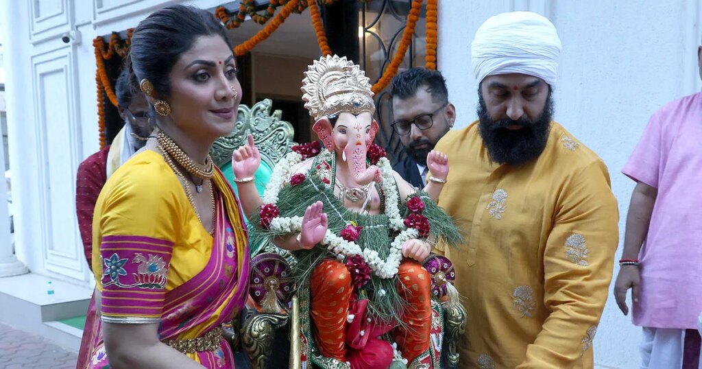 Watch Shilpa Shetty Dance At Ganpati Visarjan