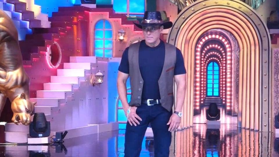 Salman Khan Loses Temper at Photographers on Sets of Bigg Boss