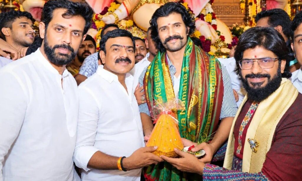 Vijay Deverakonda Seeks Blessings of Balapur Ganesh