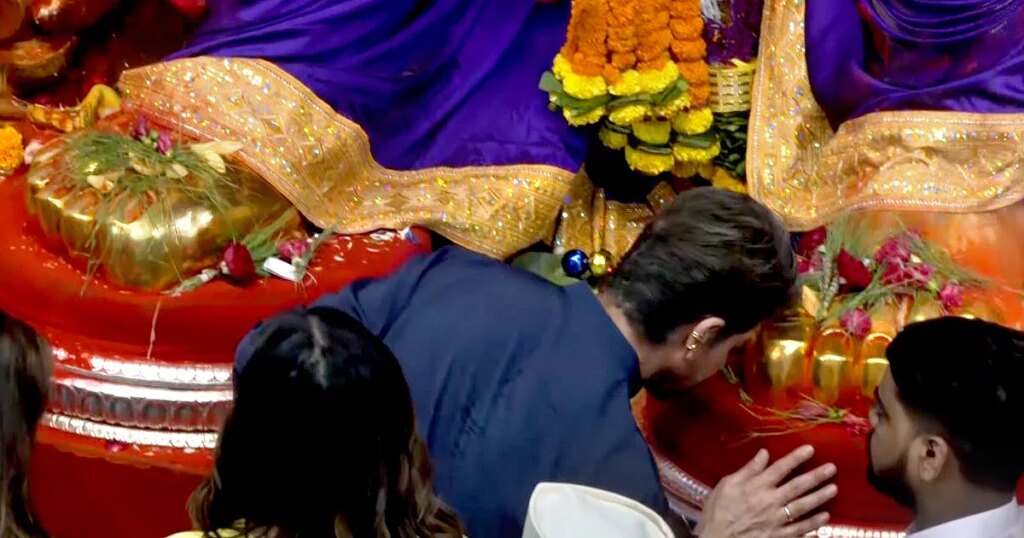 Shah Rukh Khan Visits Lalbaugcha Raja With Gauri, Suhana