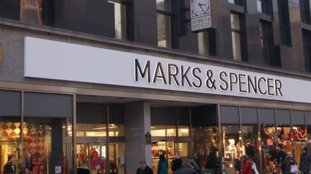 Marks and Spencer shoppers snapping up ‘no plug’ £25 lamp for ‘beautiful’ autumn glow