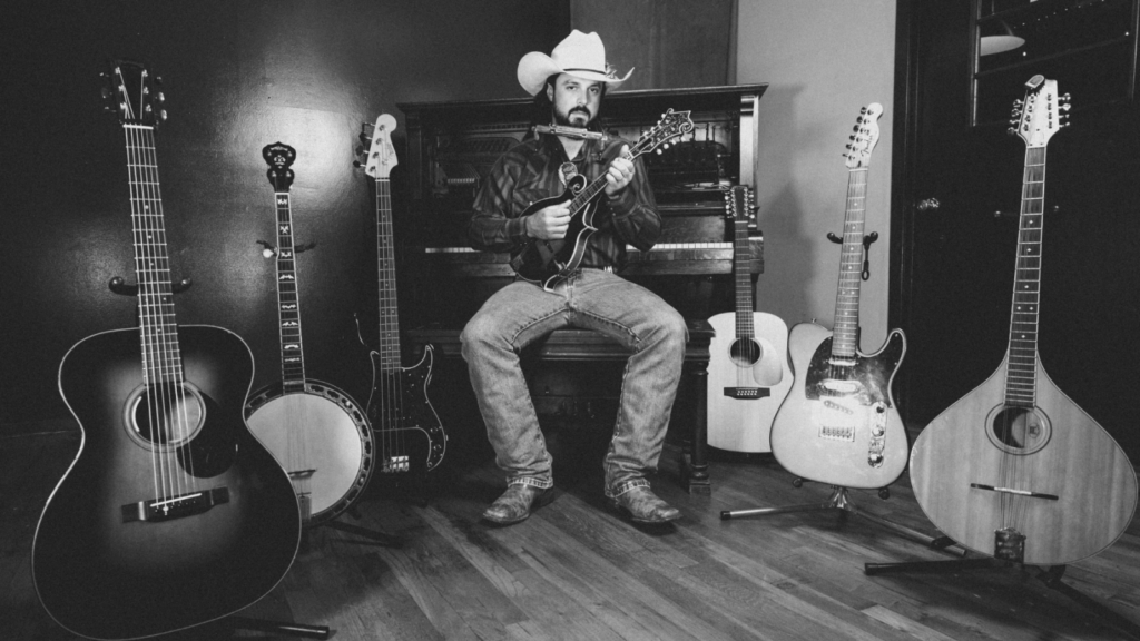 Ian Munsick Chooses the West Over Nashville on ‘Mountain Goat’ Album