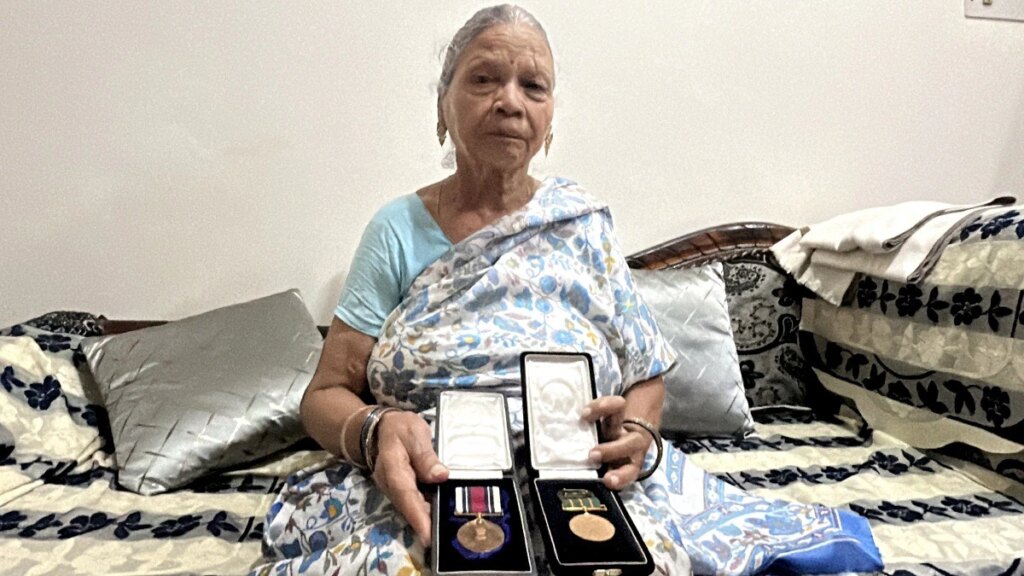देश के लिए शहीद हुए बेटे को मिला शौर्य चक्र, मां को 22 साल बाद भी जमीन नहीं मिली; सिस्टम से हारकर बोलीं- सम्मान वापस ले लो – shauryachakra martyr vivek saxena family struggles 22 years returns awards sarojininagar lcln