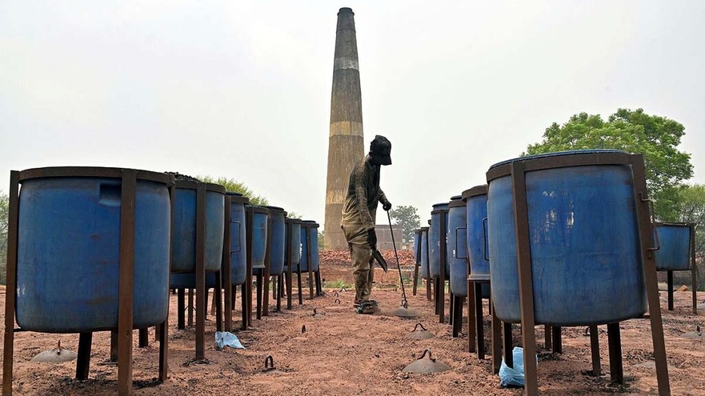 यहां गर्मी से बचने की जगह नहीं… ऊपर सूरज, नीचे 1000°C का भट्ठा और बीच में मजदूर