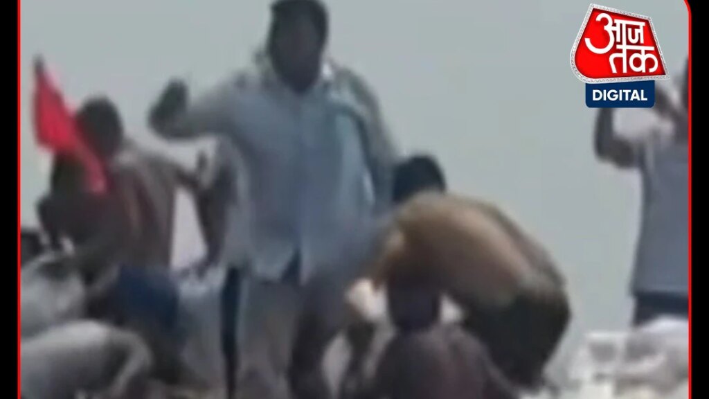 राशन की नाव देखते ही उमड़ी भीड़, दिखी लोगों की परेशानी
