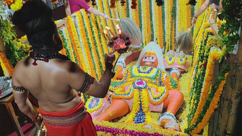 लेटे हनुमान के 13 दिन बाद खुले कपाट, भव्य आरती में गूंजे जय श्रीराम के नारे – prayagraj lete hanuman ji mandir kapat open ganga flood aarti lclcn