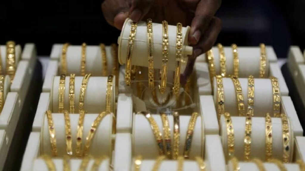 Gold Silver Price Fall: सस्ता हुआ सोना और चांदी, दिल्ली से मुंबई तक इतने घट गए दाम
