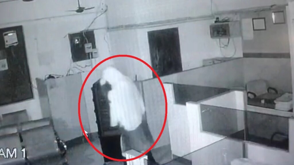 कंबल ओढ़कर बैंक में घुसा, काटी बिजली… पर अलमारी ने पानी फेर दिया… बिजनौर में चोर की होशियारी पड़ी फीकी – bijnor syohara sarva up gramin bank theft attempt blanket thief cctv viral lcln