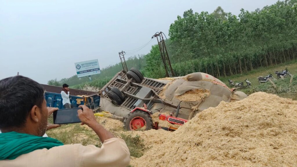 पहले रेस, फिर मौत का मंजर! खाई में पलटीं भूसे से लदी ट्रैक्टर-ट्रॉलियां, 2 ड्राइवरों की गई जान – saharanpur tractor trolley race accident 2 dead 4 injured lclcn