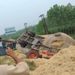 पहले रेस, फिर मौत का मंजर! खाई में पलटीं भूसे से लदी ट्रैक्टर-ट्रॉलियां, 2 ड्राइवरों की गई जान – saharanpur tractor trolley race accident 2 dead 4 injured lclcn