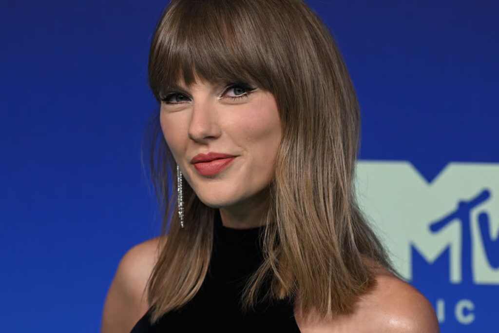 Taylor Swift unveils new video after breaking MTV VMAs record