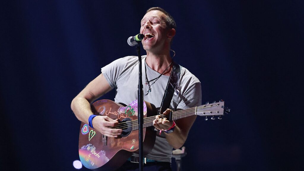 “I thought, ‘This guy has a really good voice. He sounds really similar to Chris Martin’”: Busker unknowingly plays Coldplay classic with the band’s frontman
