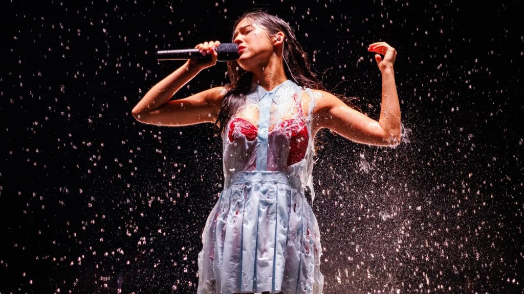 Here’s What Went Down at Olivia Rodrigo’s Unraveled Tour Opener