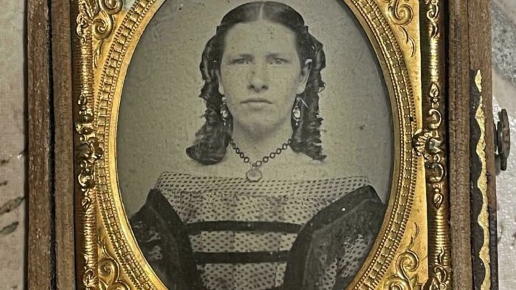 15 Strange Things People Found in Old Family Photos