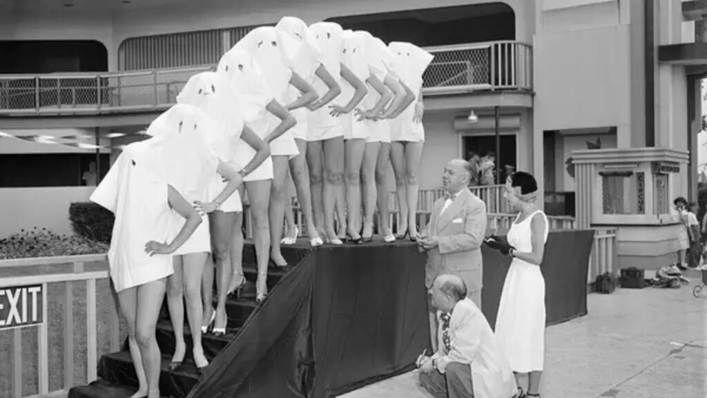 15 Historical Photos That Reveal the Strangeness of Everyday Life