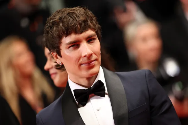 Cody Fern on His Directorial Debut ‘Closing Night’ with Sarah Paulson