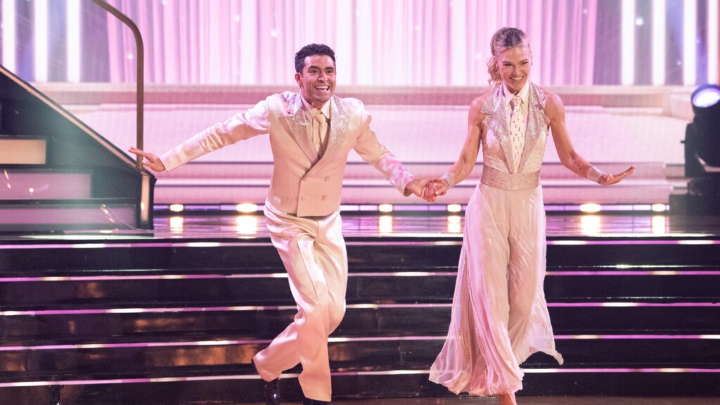 Julia Stiles Pays Tribute to Dolly Parton on ‘Dancing With the Stars’