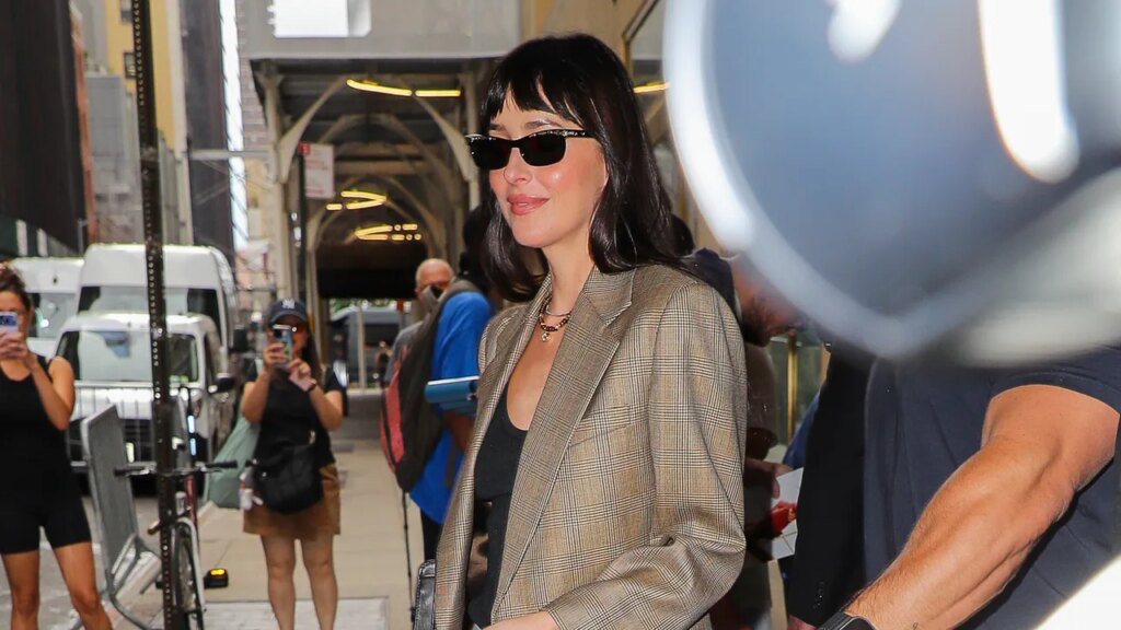 Dakota Johnson Proves Straight-Leg Jeans Look Best With This Fall Shoe Trend