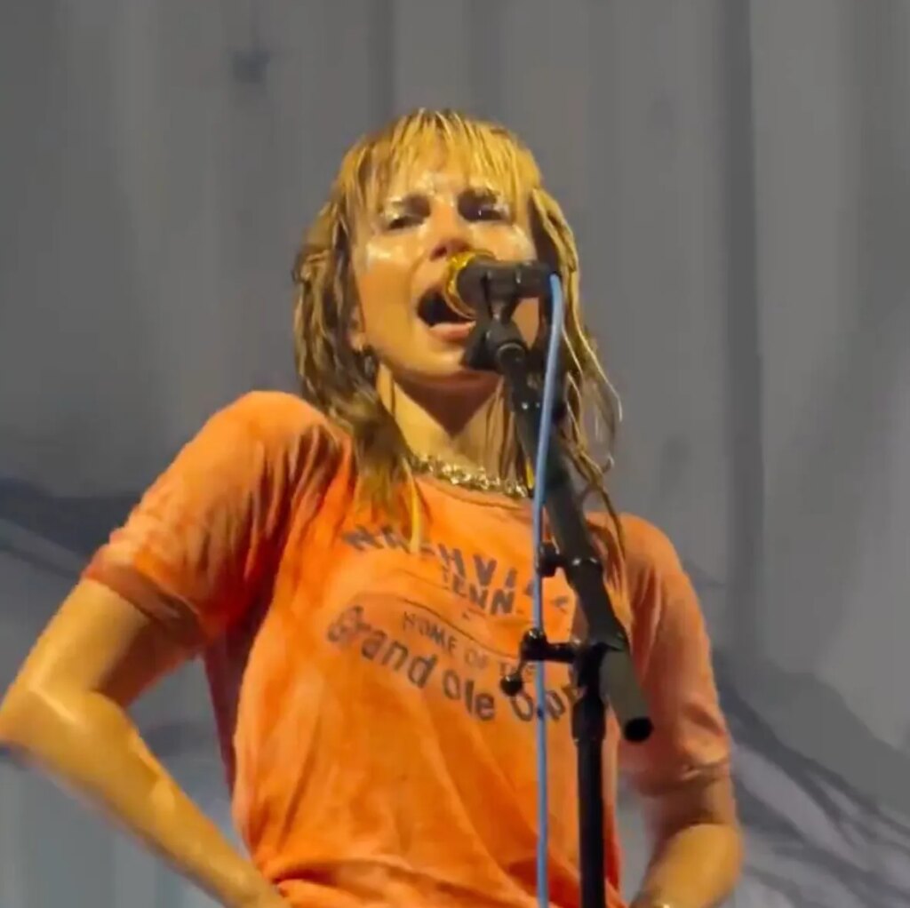 Hayley Williams Debuts Older Songs At Palm Beach Tour Opener