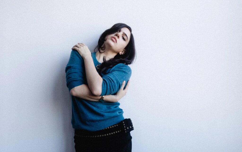 Julia Cumming Shares Song “Mom, I’m Going Back To Therapy”