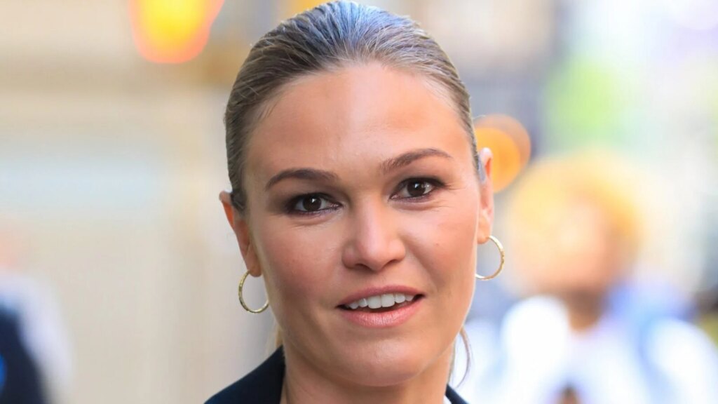 Julia Stiles Earns Major Apology From Julliard After ‘DWTS’ Debut