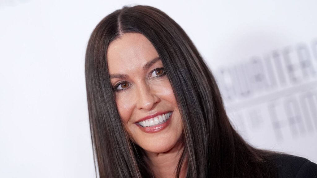 “She will not agree to work with an incompetent blackmailer for the next 15 years or pay her a ransom under the gun”: Alanis Morissette to sue “terrible” ex-tour manager