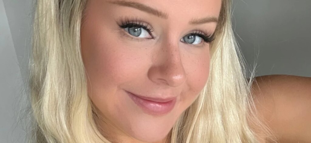 Mikki Marie Enjoys Snow In Her Teeny String Bikini