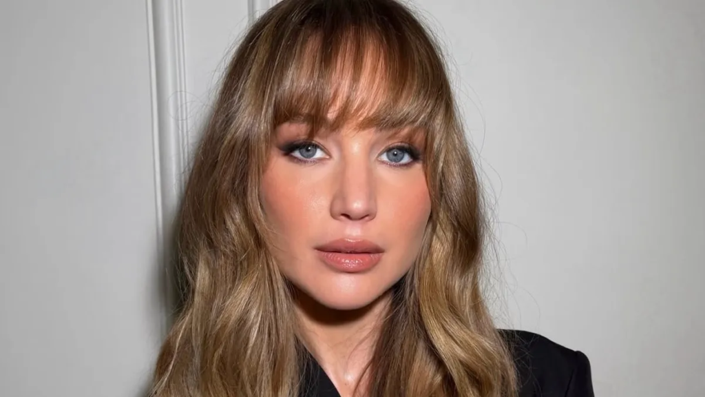 Jennifer Lawrence’s Butterfly Bangs Are the Best of Curtain Bangs and a French Fringe