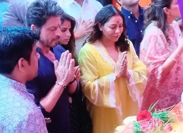 Shah Rukh Khan seeks blessings at Lalbaugcha Raja with Gauri and Suhana; fans go wild over family’s ethnic look : Bollywood News