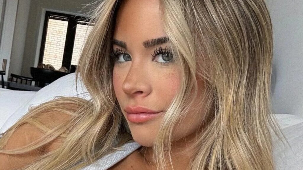 Emily Elizabeth ‘Letting Them Melons Out’ In Bikini Is A ‘Smash’