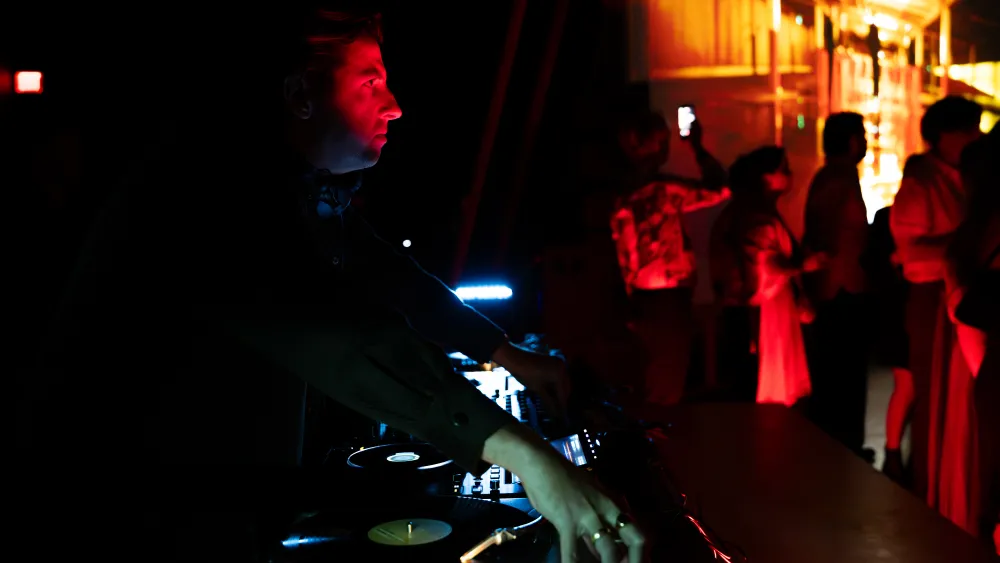 Jamie XX Plays Live Accompaniment to Doug Aitken’s ‘Lightscape’ Show