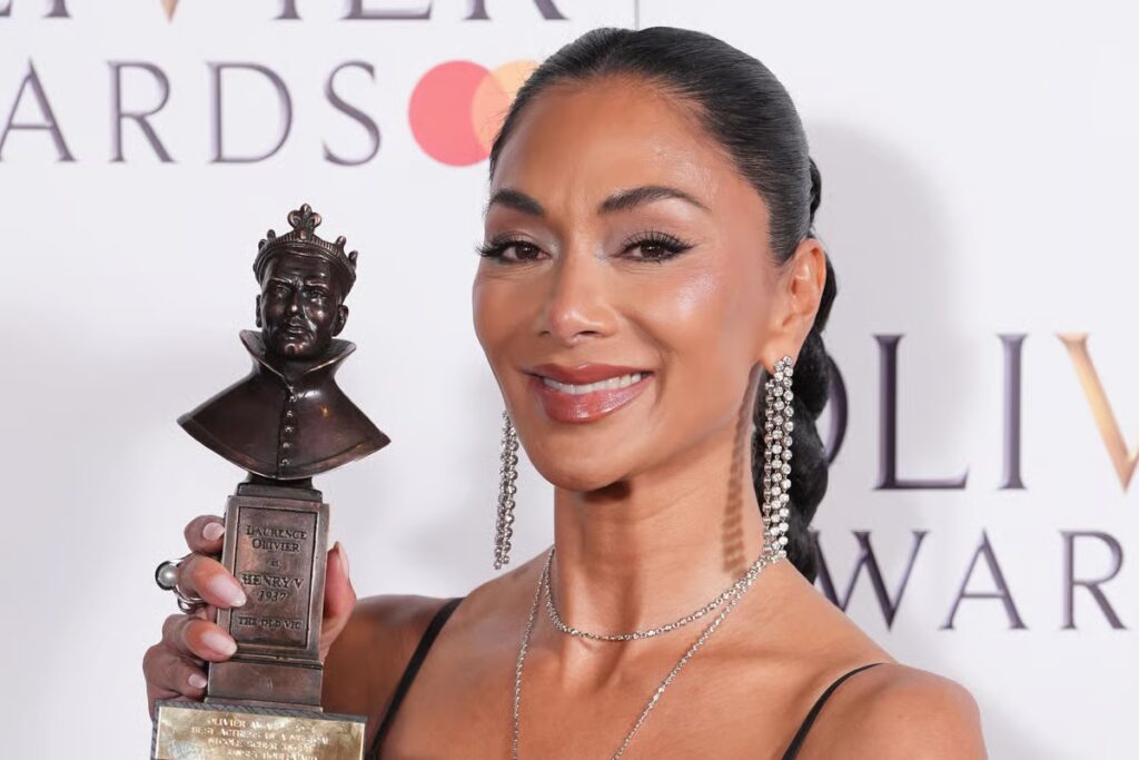 Nicole Scherzinger performs with large burn after being scalded by boiling water