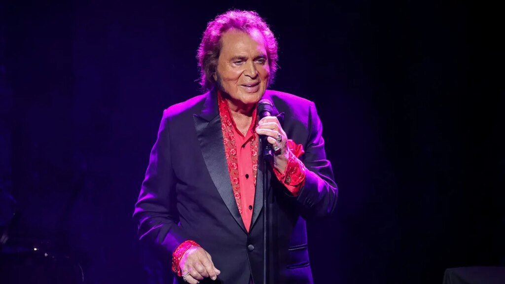 Engelbert Humperdinck says shoelace saved his life in British Army