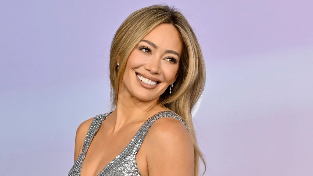 Hilary Duff Recreates Iconic ‘Lizzie McGuire Movie’ Moment at Trevi Fountain Replica Ahead of Wednesday Announcement | Just Jared