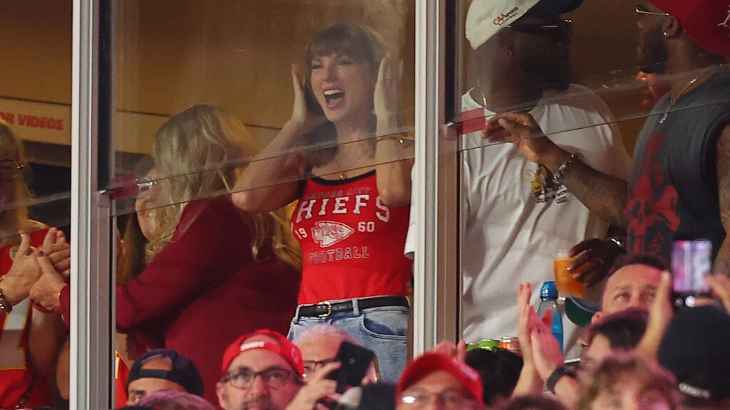 Who’s Sitting with Taylor Swift at September 20 Chiefs vs. Colts Game? Look Inside Her Suite! | Just Jared
