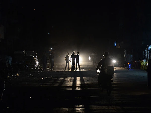کراچی، اسکیم 33 میں بجلی کی طویل بندش، شدید گرمی میں شہری بلبلا اٹھے